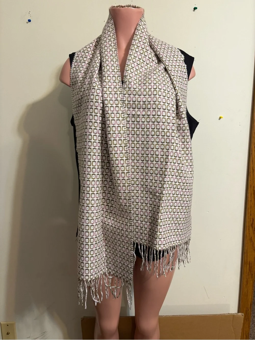100% cashmere scarf Scotland luxury accessory women’s pink crème‎ green fringe